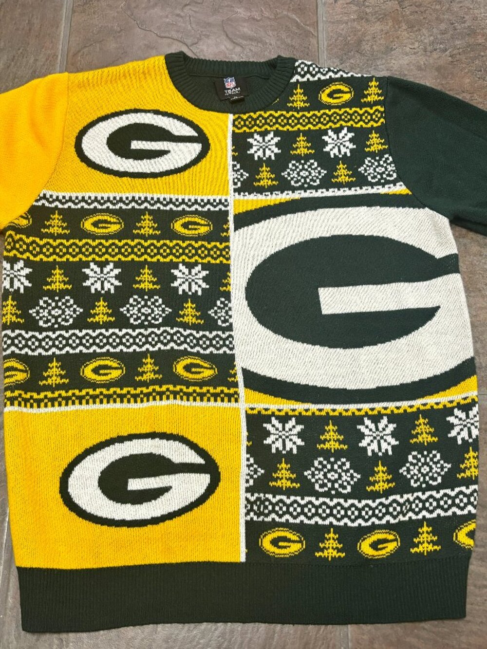 ~~Team Apparel Holiday Sweater Men' Medium Yellow Green Bay Packers Football NFL